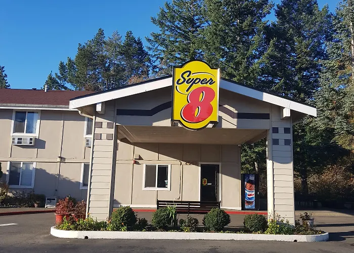 Super 8 By Wyndham Shelton Hotel