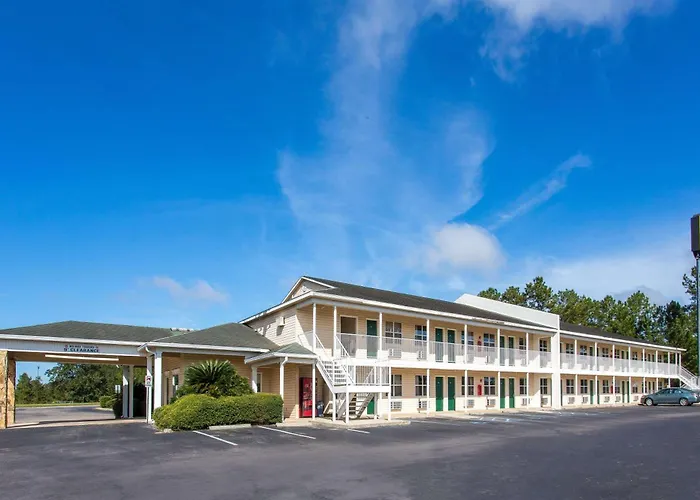 Super 8 By Wyndham Monticello Hotel