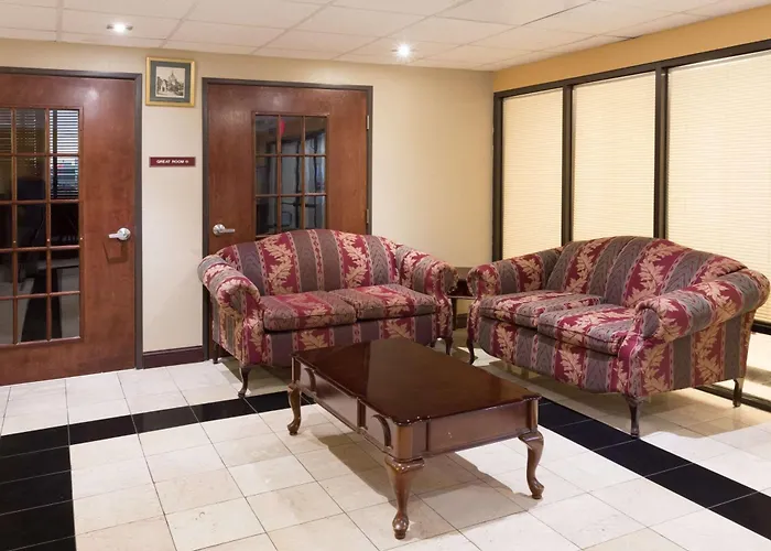 Super 8 By Wyndham Indianola Hotel