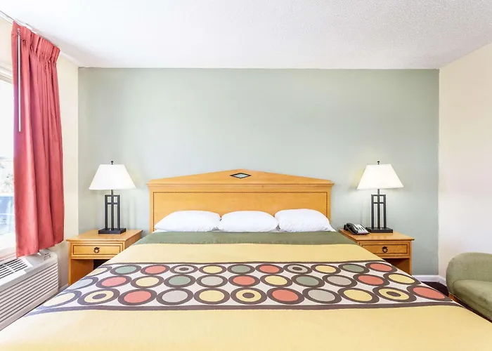 Super 8 By Wyndham Manning Hotel