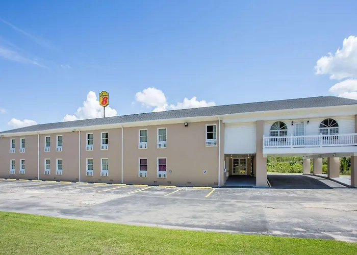 Super 8 By Wyndham Manning Hotel