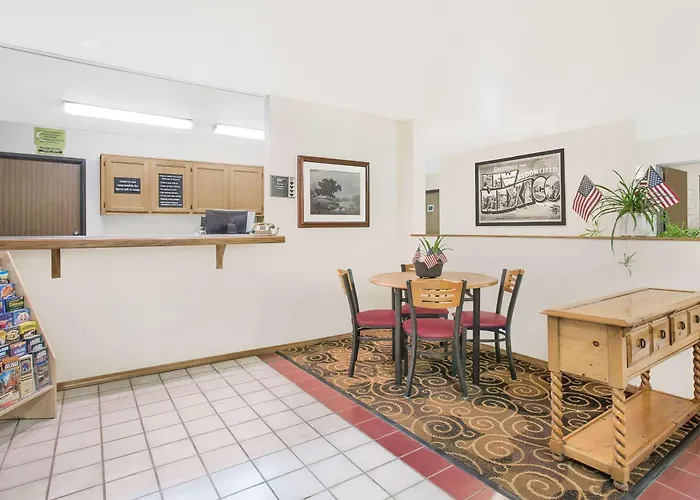 Super 8 By Wyndham Bloomfield Hotel