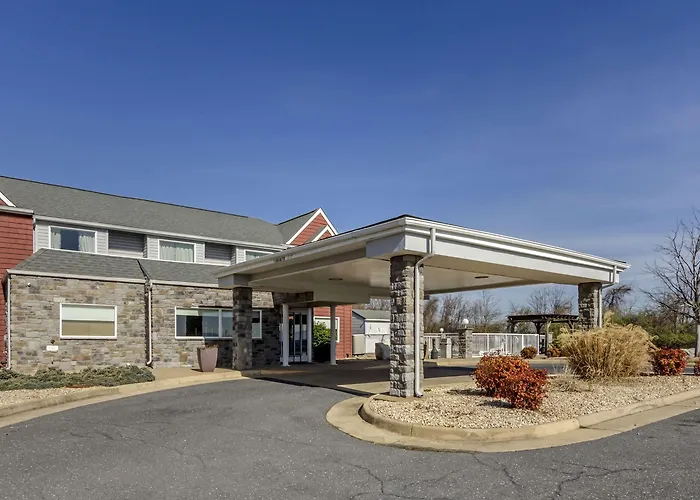 Clarion Pointe Staunton East Hotel