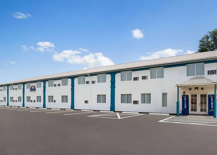 Baymont By Wyndham Hutchinson Hotel