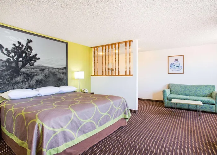Super 8 By Wyndham Kingman Hotel