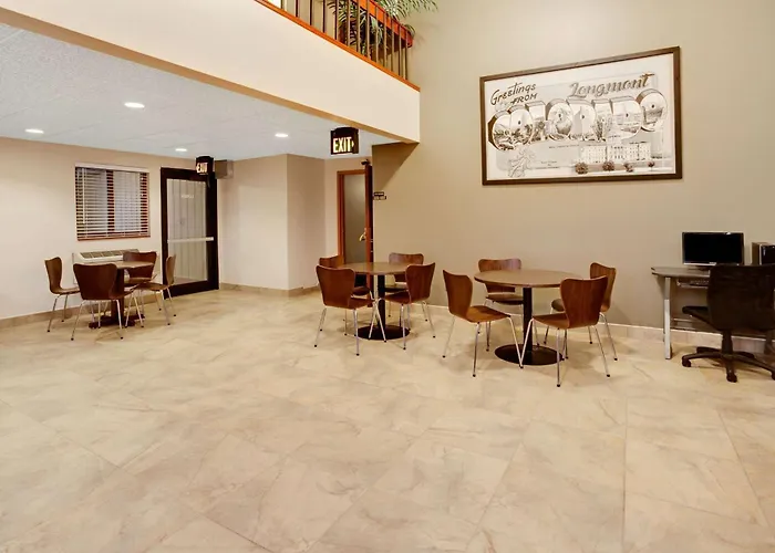 Super 8 By Wyndham Longmont/Del Camino Hotel