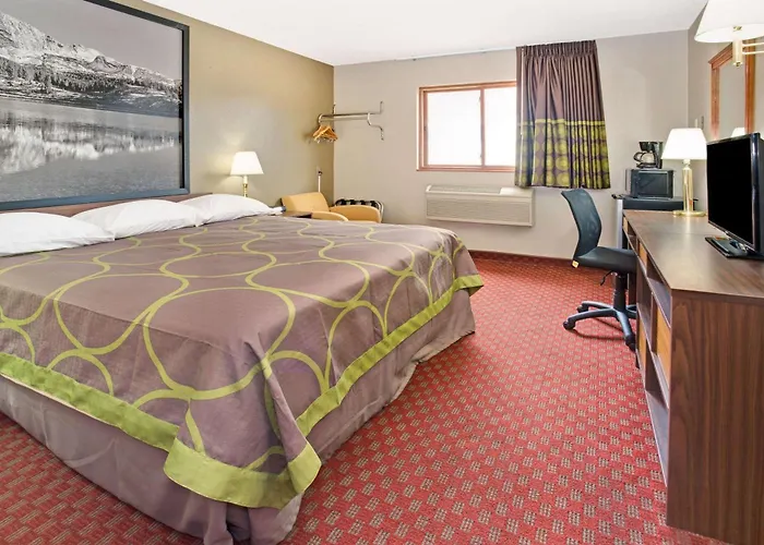 Super 8 By Wyndham Longmont/Del Camino Hotel
