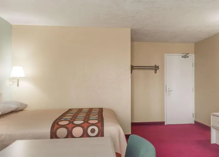 Super 8 By Wyndham Nephi Hotel