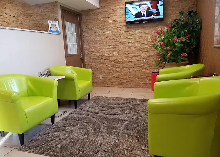 Super 8 By Wyndham Plattsburgh Hotel