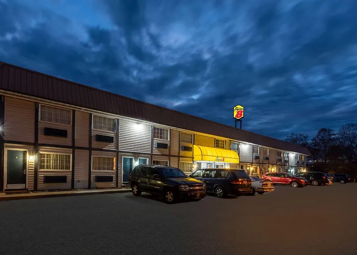 Super 8 By Wyndham Wooster Hotel
