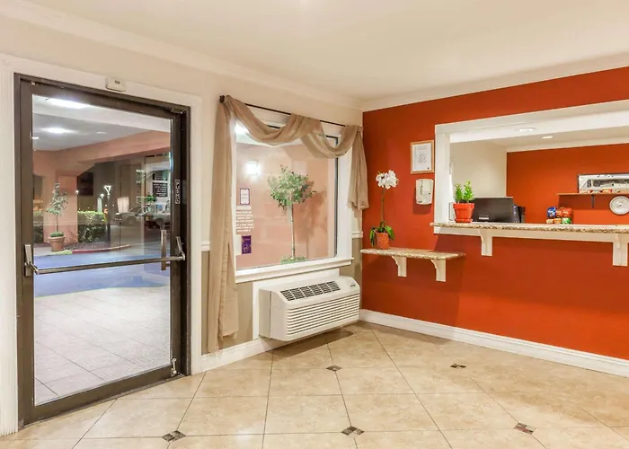 Super 8 By Wyndham Bakersfield/Central