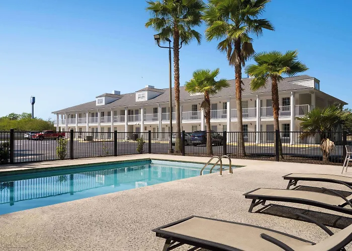 Baymont By Wyndham Kingsland Hotel