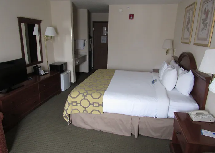 Baymont By Wyndham Freeport Hotel