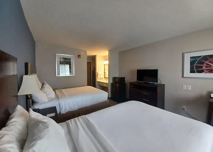 Baymont By Wyndham Freeport Hotel