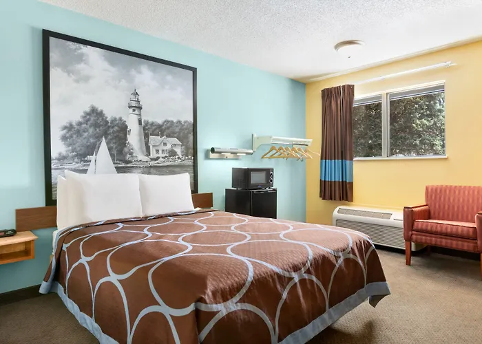 Super 8 By Wyndham Findlay Hotel