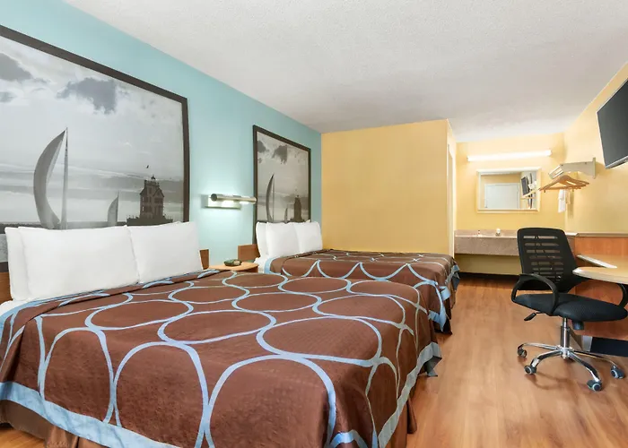Super 8 By Wyndham Findlay Hotel