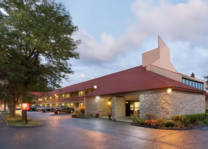 Super 8 By Wyndham Findlay Hotel