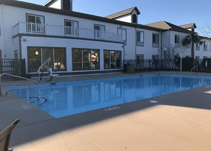 Blue Water Inn & Suites BW Signature Collection Sneads Ferry