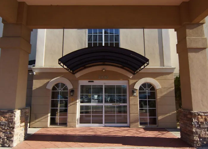 Comfort Suites Near University North Brunswick