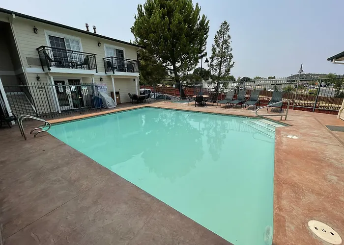 Best Western Cedar Inn & Suites Angels Camp