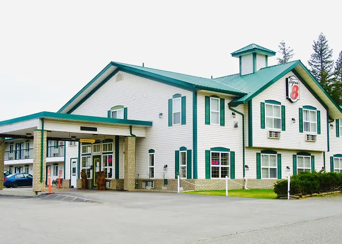 Super 8 By Wyndham 100 Mile House Hotel