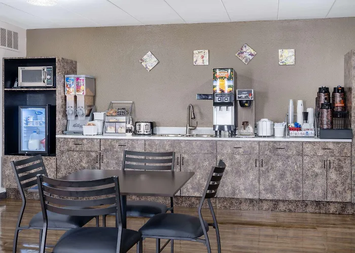 Super 8 By Wyndham Owatonna Hotel