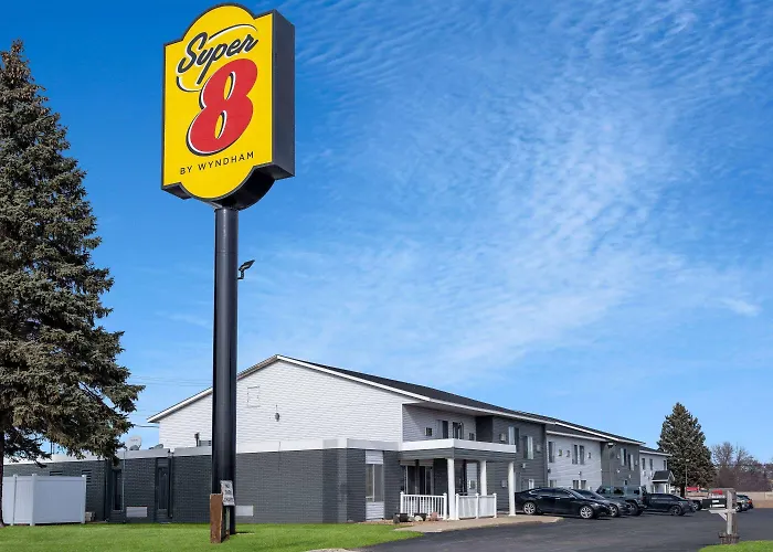 Super 8 By Wyndham Owatonna Hotel