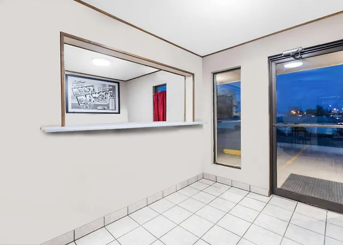 Super 8 By Wyndham Bowman Hotel