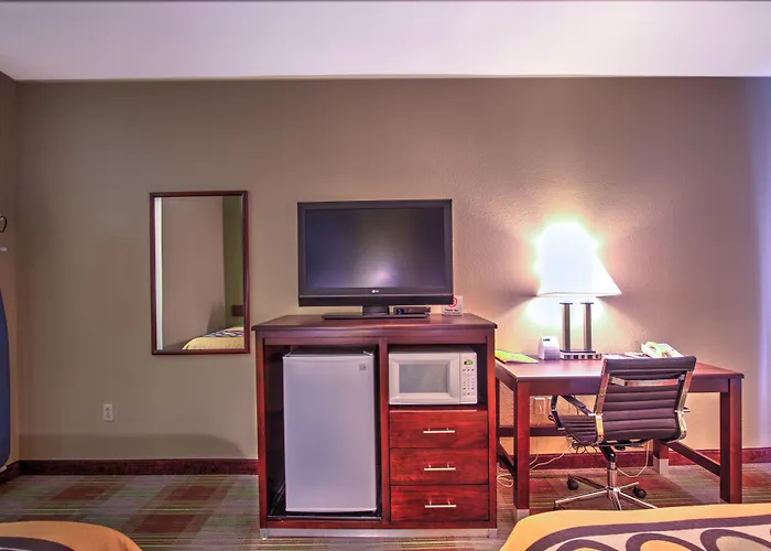 Super 8 By Wyndham Waterloo Hotel