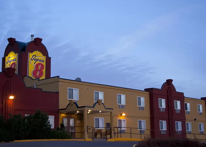 Super 8 By Wyndham Swift Current Hotel