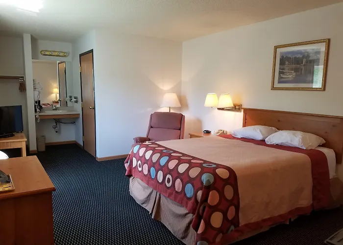 Super 8 By Wyndham Phillips Hotel