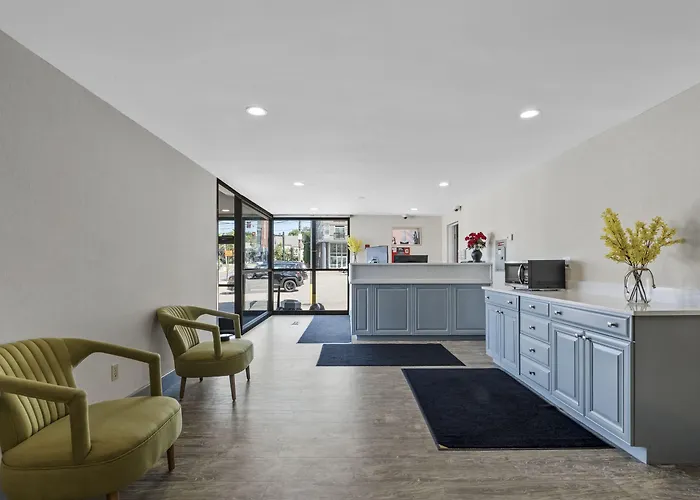 Super 8 By Wyndham Watertown/Cambridge/Boston Area Hotel