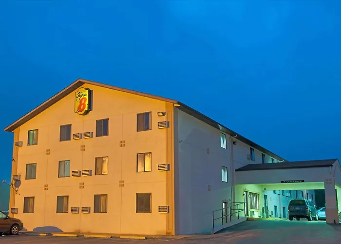 Super 8 By Wyndham Eureka/Six Flags Nearby Hotel