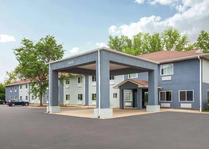 Super 8 By Wyndham Mchenry Fox Lake Area