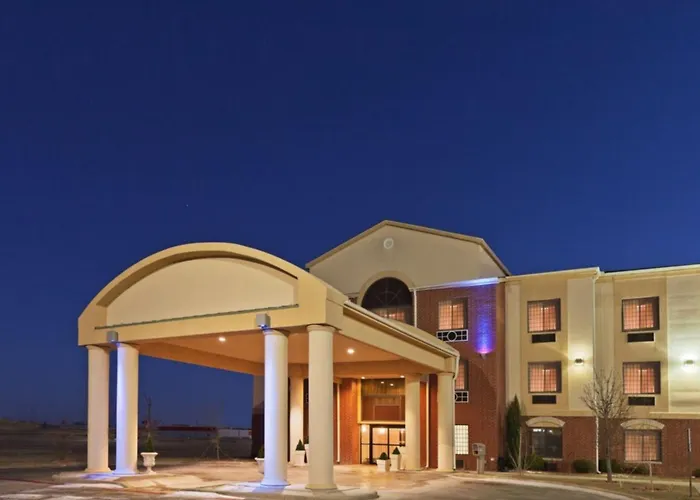 Holiday Inn Express & Suites Plainview By Ihg