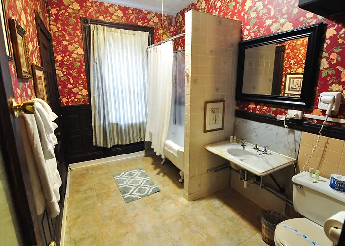 Beacon Inn 1087 Brookline