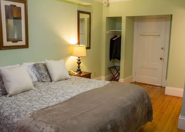 Beacon Inn 1750 Brookline