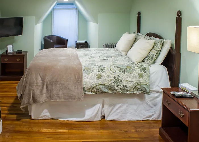 Beacon Inn 1750 Brookline