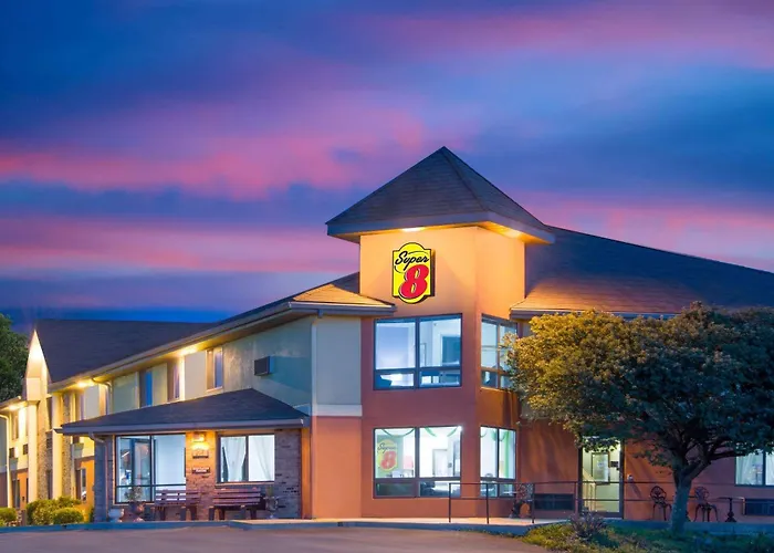 Super 8 By Wyndham Toledo Hotel