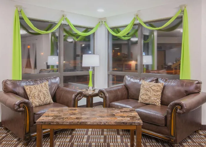 Super 8 By Wyndham Toledo Hotel