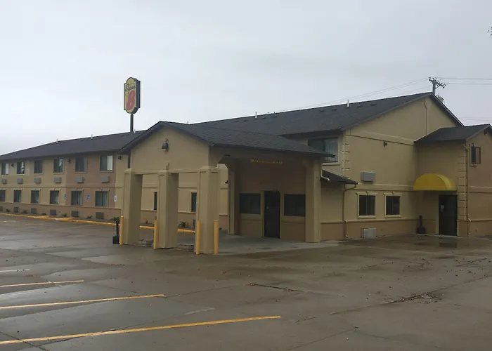 Super 8 By Wyndham Newton Hotel