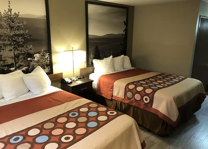 Super 8 By Wyndham Redding Hotel