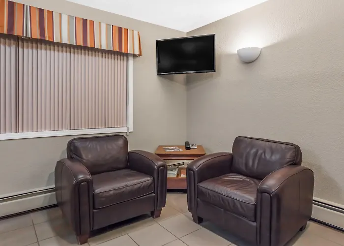 Super 8 By Wyndham Stettler Hotel