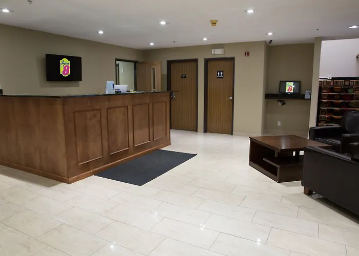 Econo Lodge Canton North
