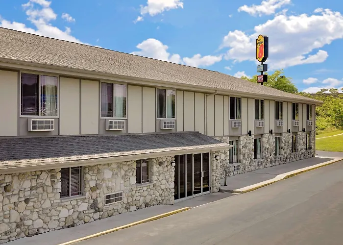 Super 8 By Wyndham Sturgeon Bay Hotel