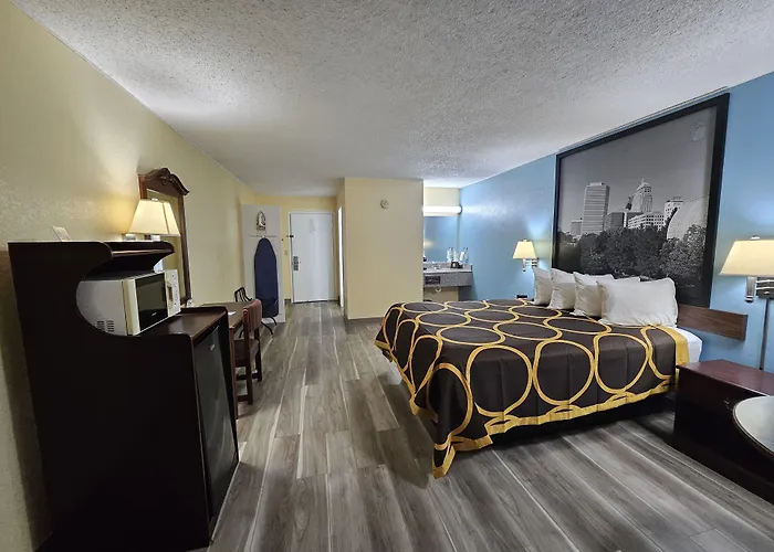 Super 8 By Wyndham Clinton Hotel