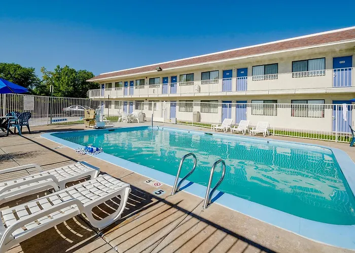 Motel 6 Thornton