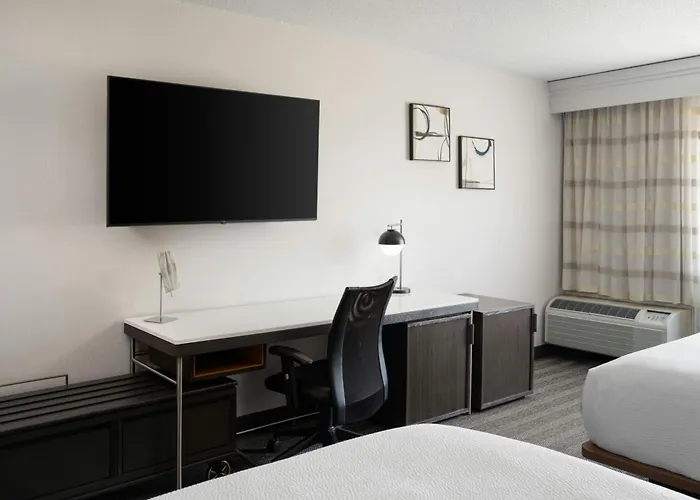 Courtyard Detroit Utica Hotel