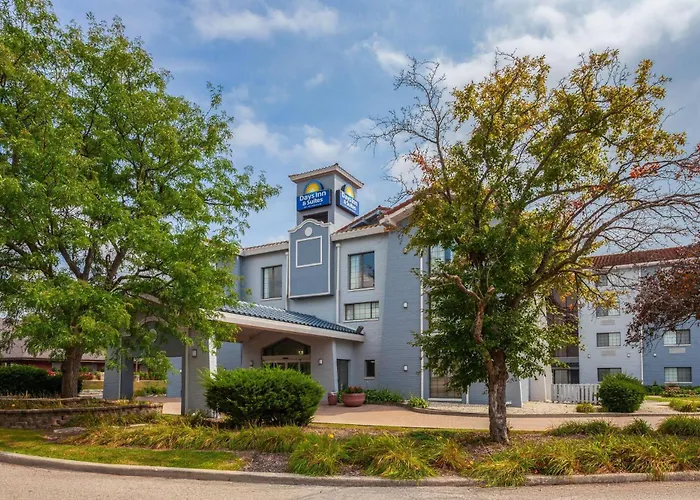 Days Inn & Suites By Wyndham Arlington Heights