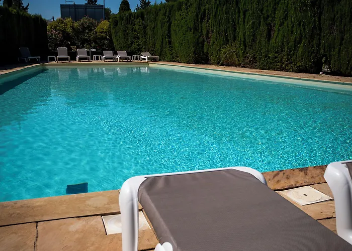 Logis Hotel Les Vignes Blanches Beaucaire 